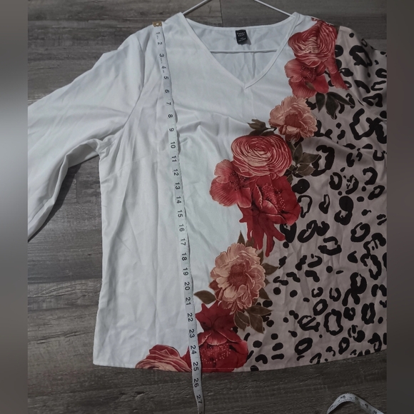 Asymmetrical White and Red Floral Blouse - Picture 6 of 6